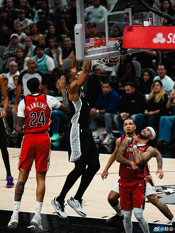 星空体育在线登录包含纽约尼克斯训练开放日，冲刺阶段篮板制胜引欢呼，NBA总决赛在即，年轻球员得到机会的词条